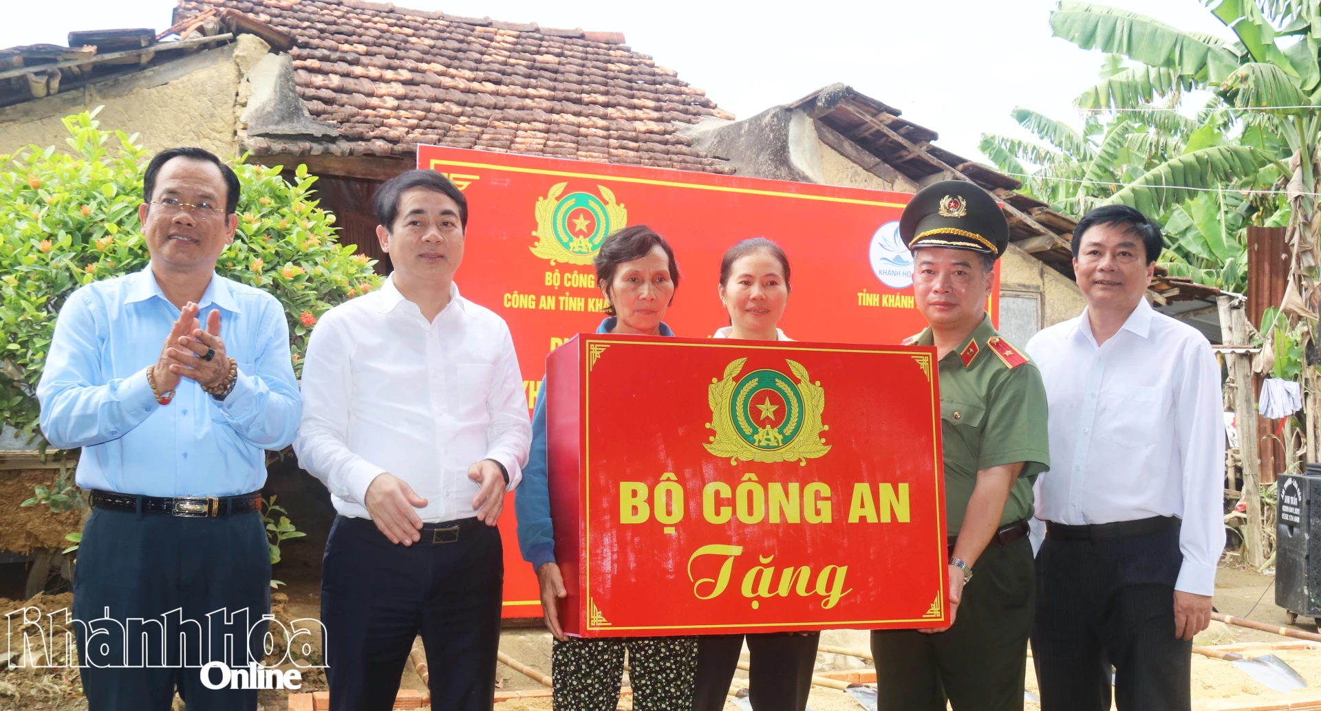 Thừa uỷ quyền của Bộ Công an, Thiếu tướng Nguyễn Hữu Phước trao phần quà của Bộ Công an cho gia đình bà Nguyễn Thị Mỹ Châu