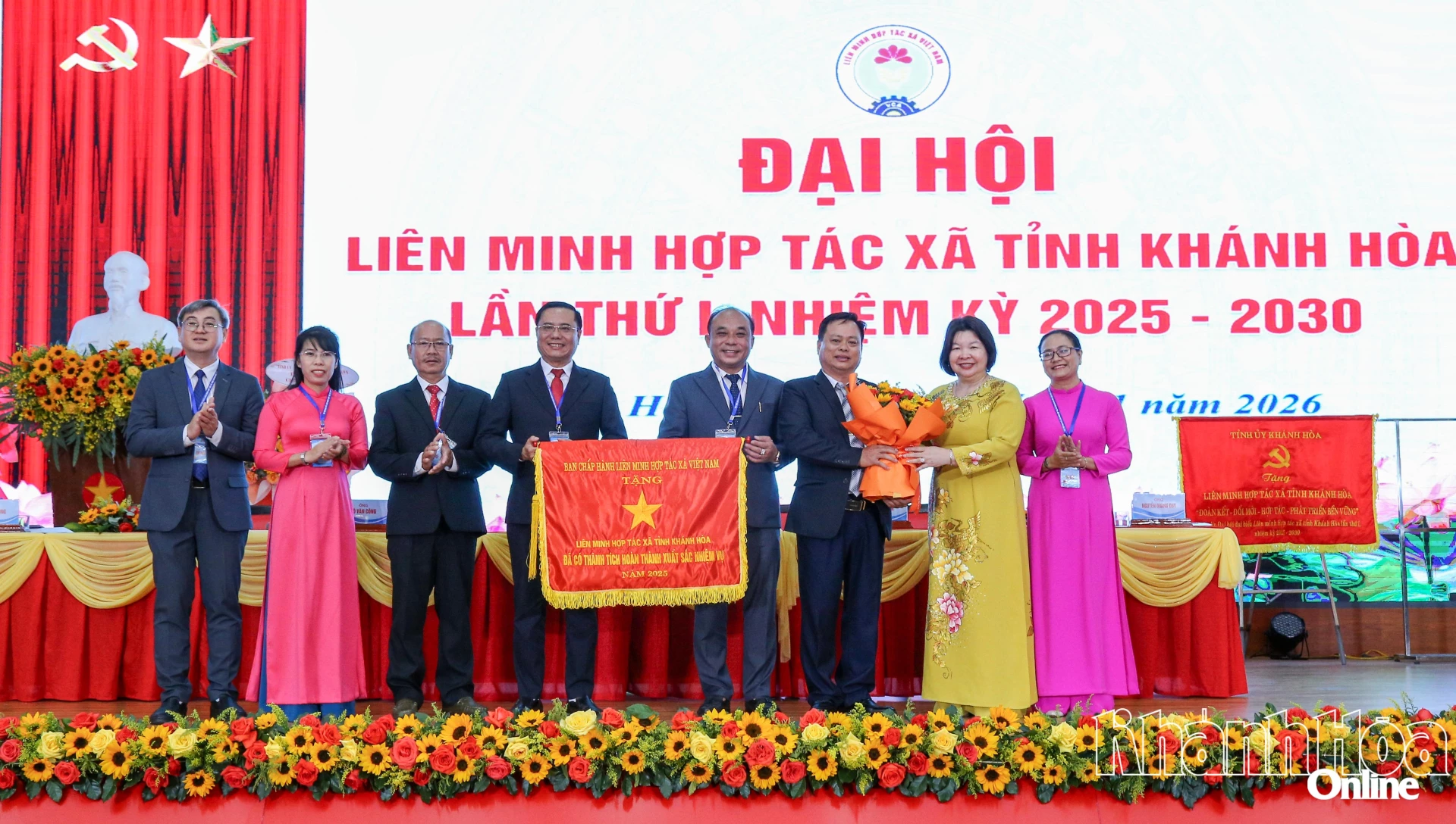 Lãnh đạo Liên minh HTX Việt Nam trao cờ thi đua cho Liên minh HTX tỉnh Khánh Hòa