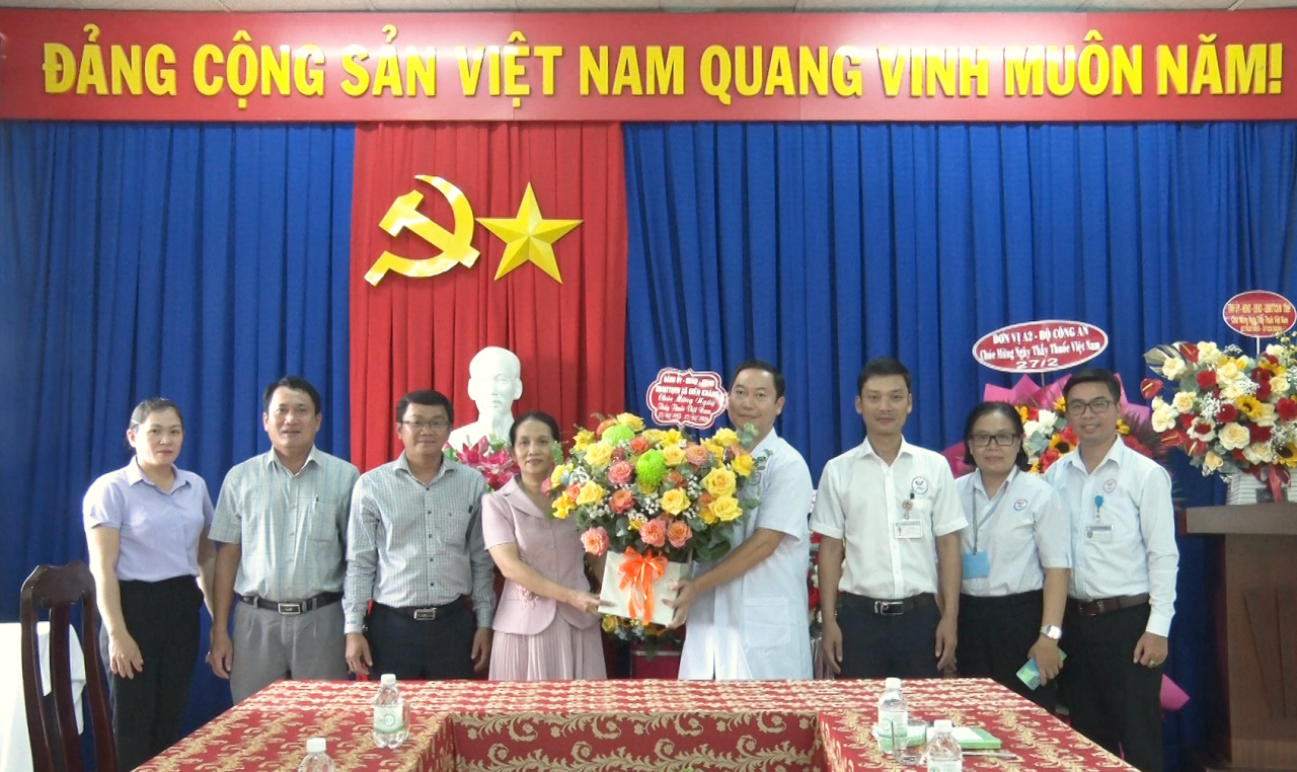 tặng hoa chúc mừng bệnh viện bệnh nhiệt đới
