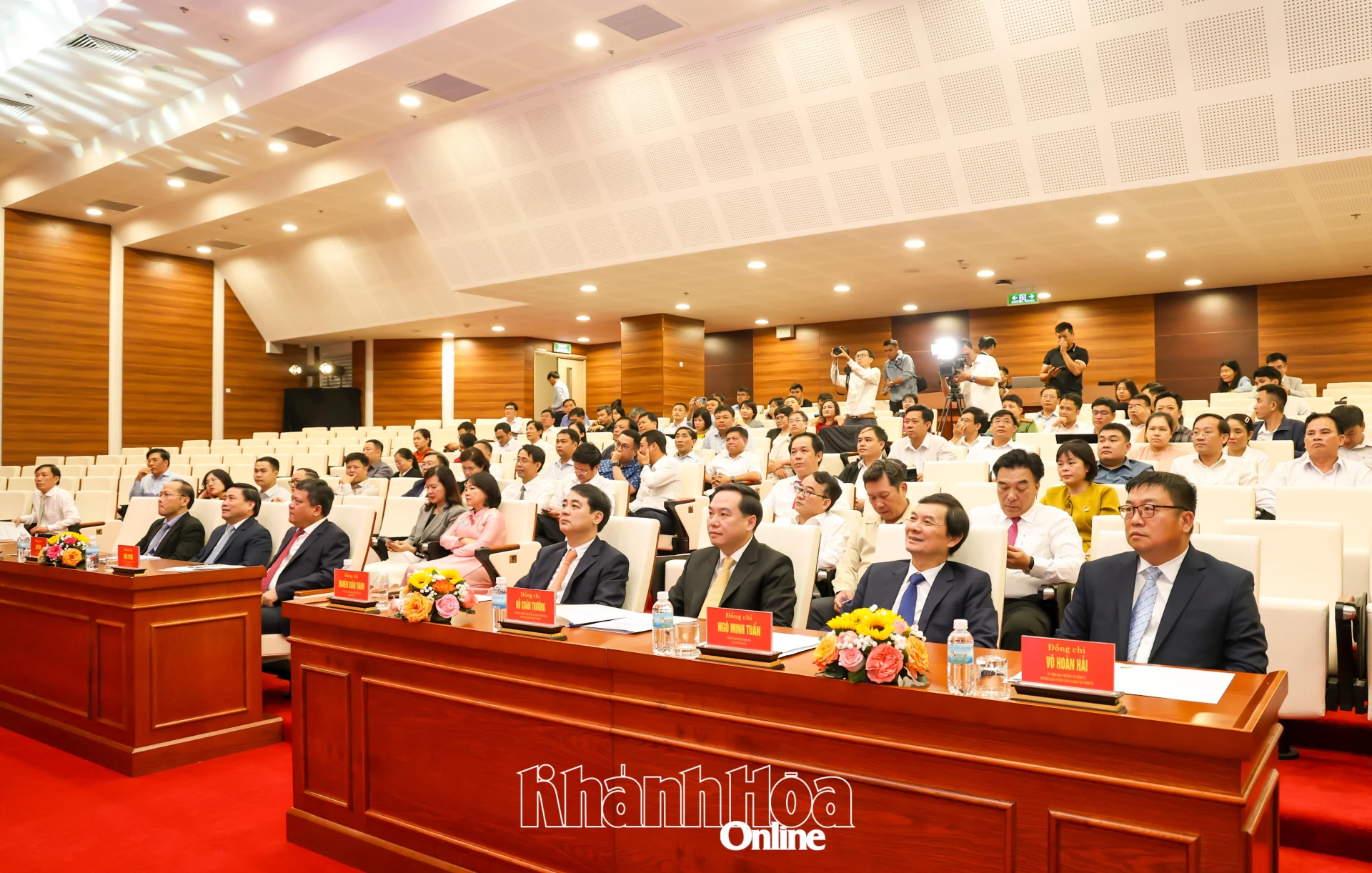 Các đồng chí lãnh đạo tỉnh và đại biểu tham dự buổi lễ. (Ảnh: C.Định).