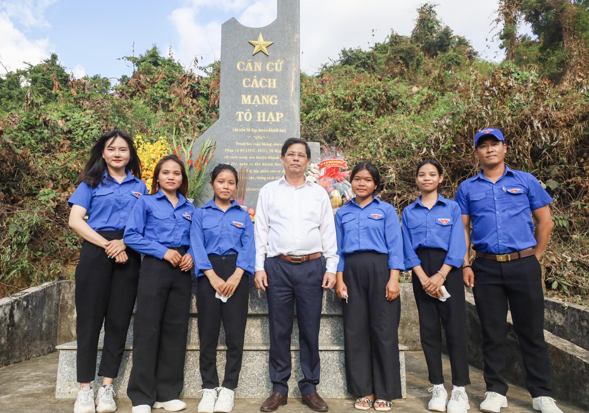 Đồng chí Nguyễn Tấn Tuân - Phó Bí thư Tỉnh ủy, Chủ tịch UBND tỉnh chụp hình lưu niệm cùng đoàn viên thanh niên tại Căn cứ địa cách mạng Tô Hạp