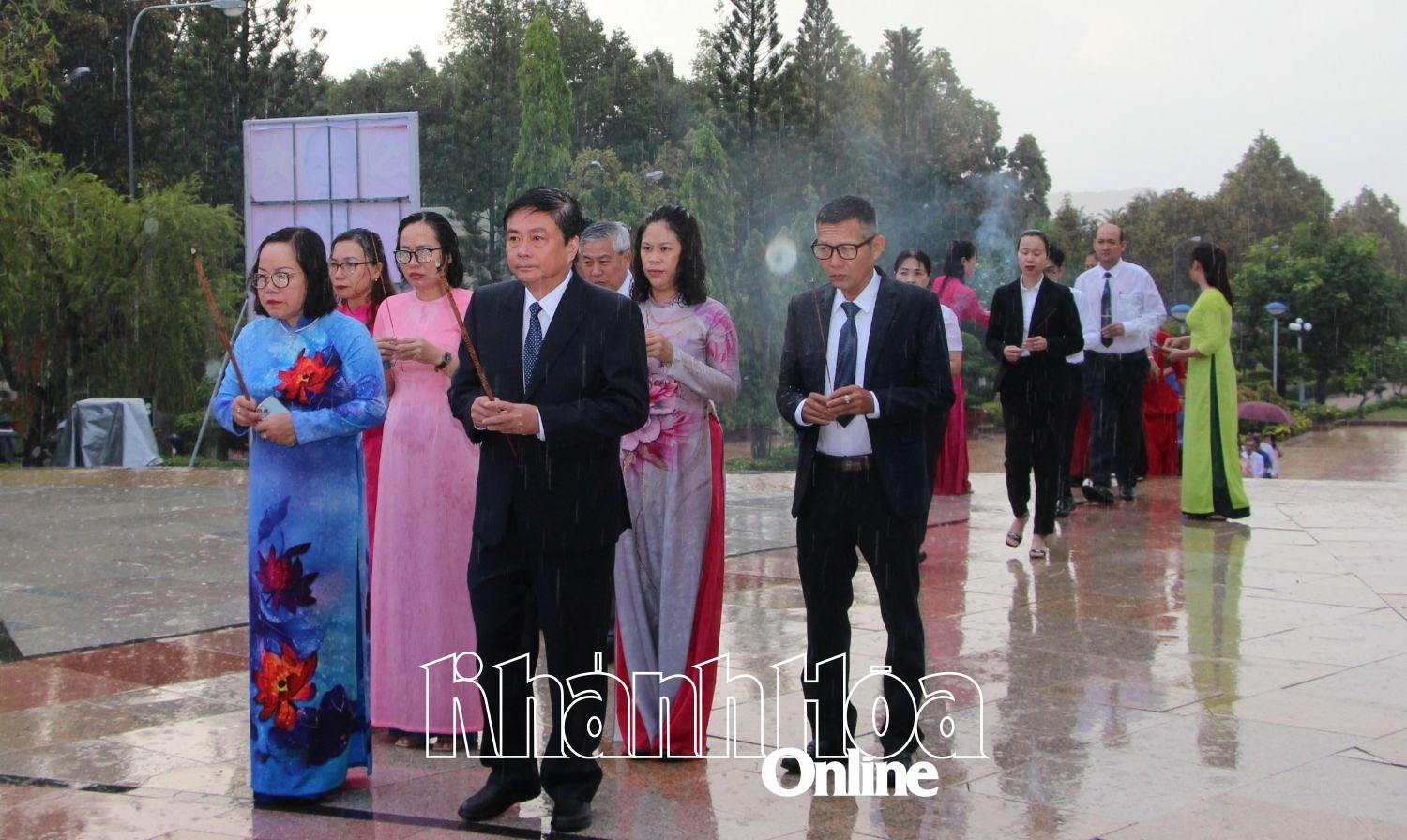Lãnh đạo TP. Cam Ranh dânh hương tưởng nhớ công ơn Bác Hồ.
