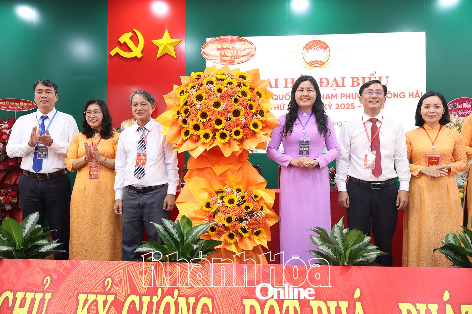Đồng chí Phan Thị Ngân Hạnh tặng hoa chúc mừng đại hội.