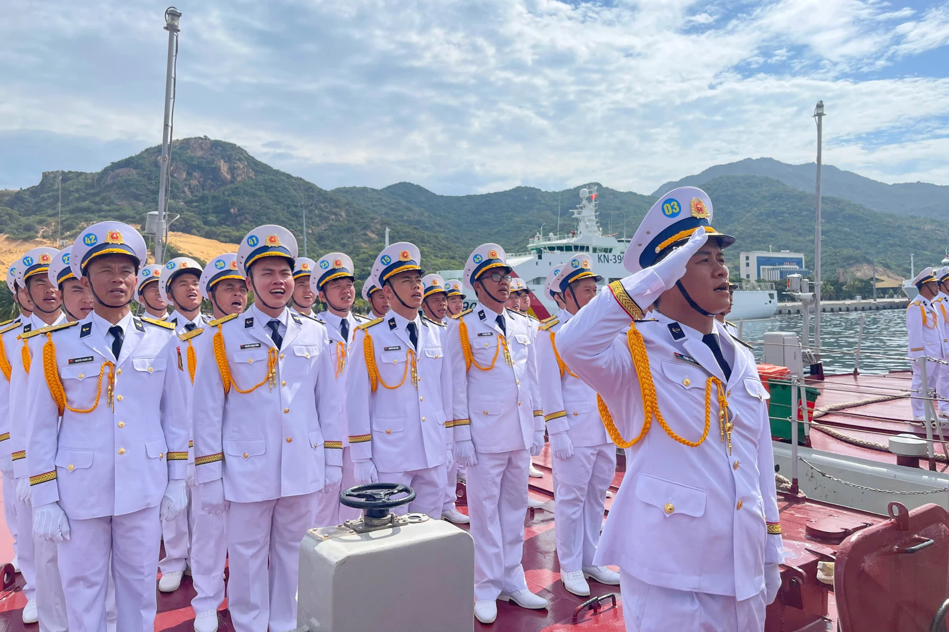 Luyện tập nội dung chào cờ, hát quốc ca trên biển.