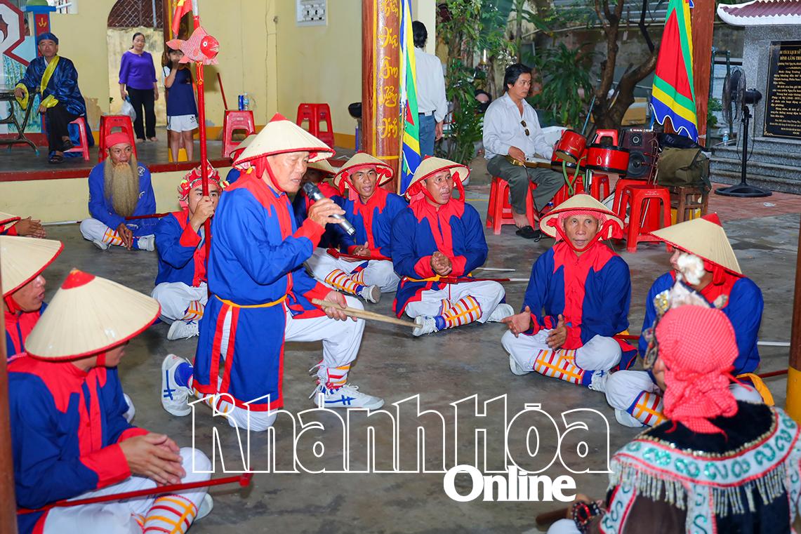Nghệ nhân Nguyễn Sỹ Huynh biểu diễn cùng đội hò bá trạo của lăng đình Trường Tây.  