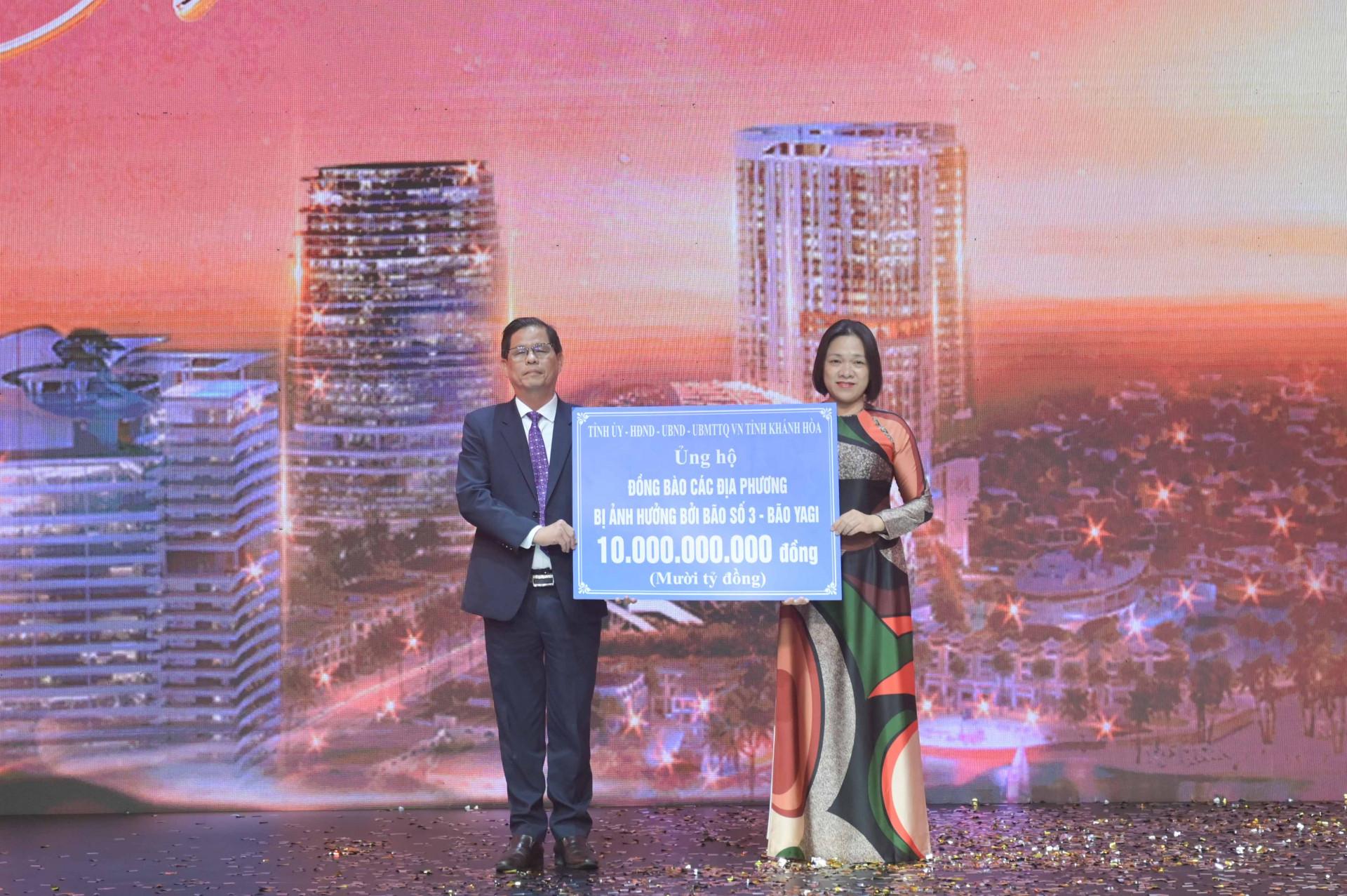 Chủ tịch UBND tỉnh trao biểu trưng hỗ trợ 10 tỉ đồng cho Ủy ban MTTQ Việt Nam tỉnh Khánh Hòa để hỗ trợ người dân các địa phương bị ảnh hưởng bởi bão số 3.