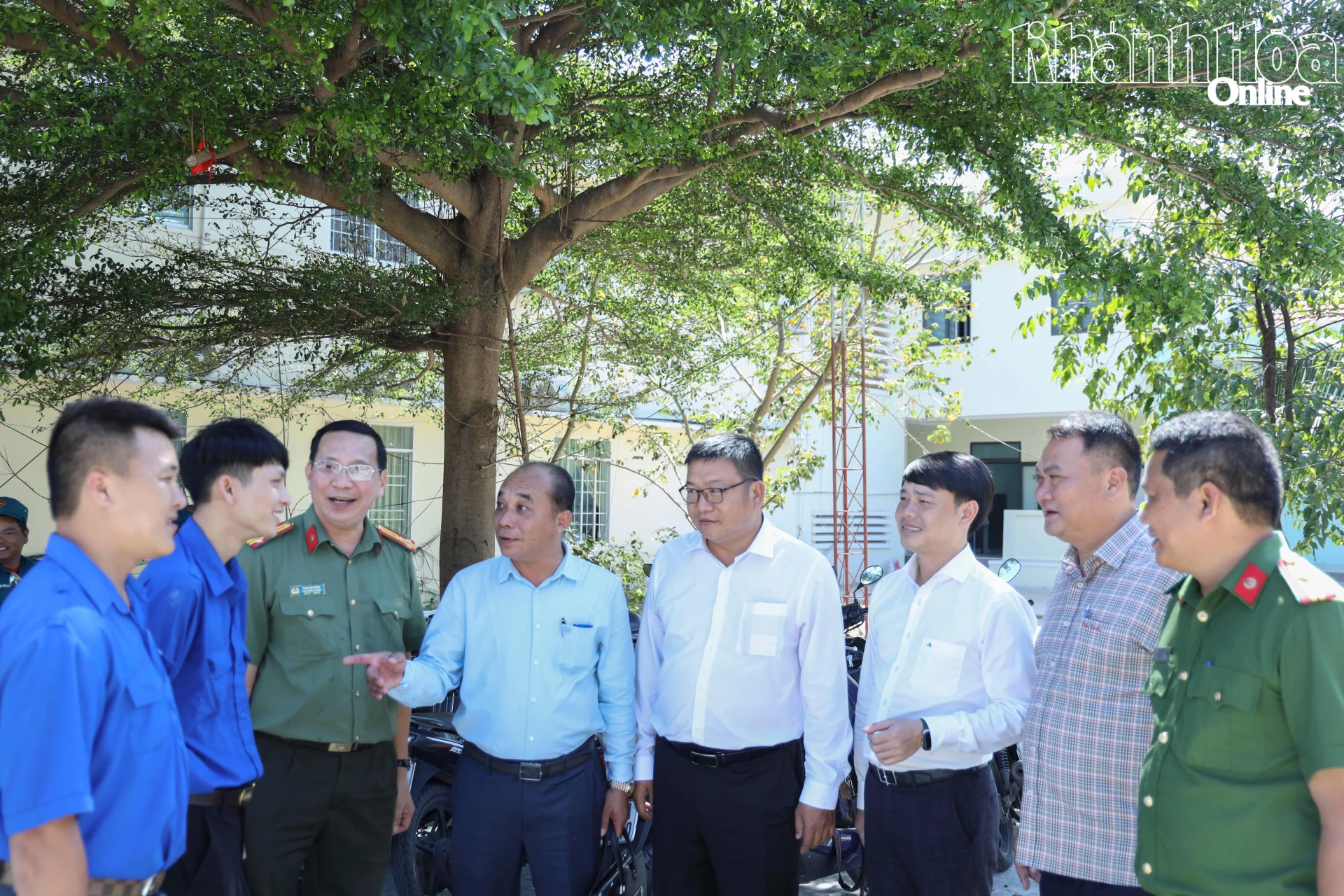 Các ứng cử viên HĐND tỉnh trò chuyện cùng cử tri xã Đại Lãnh.