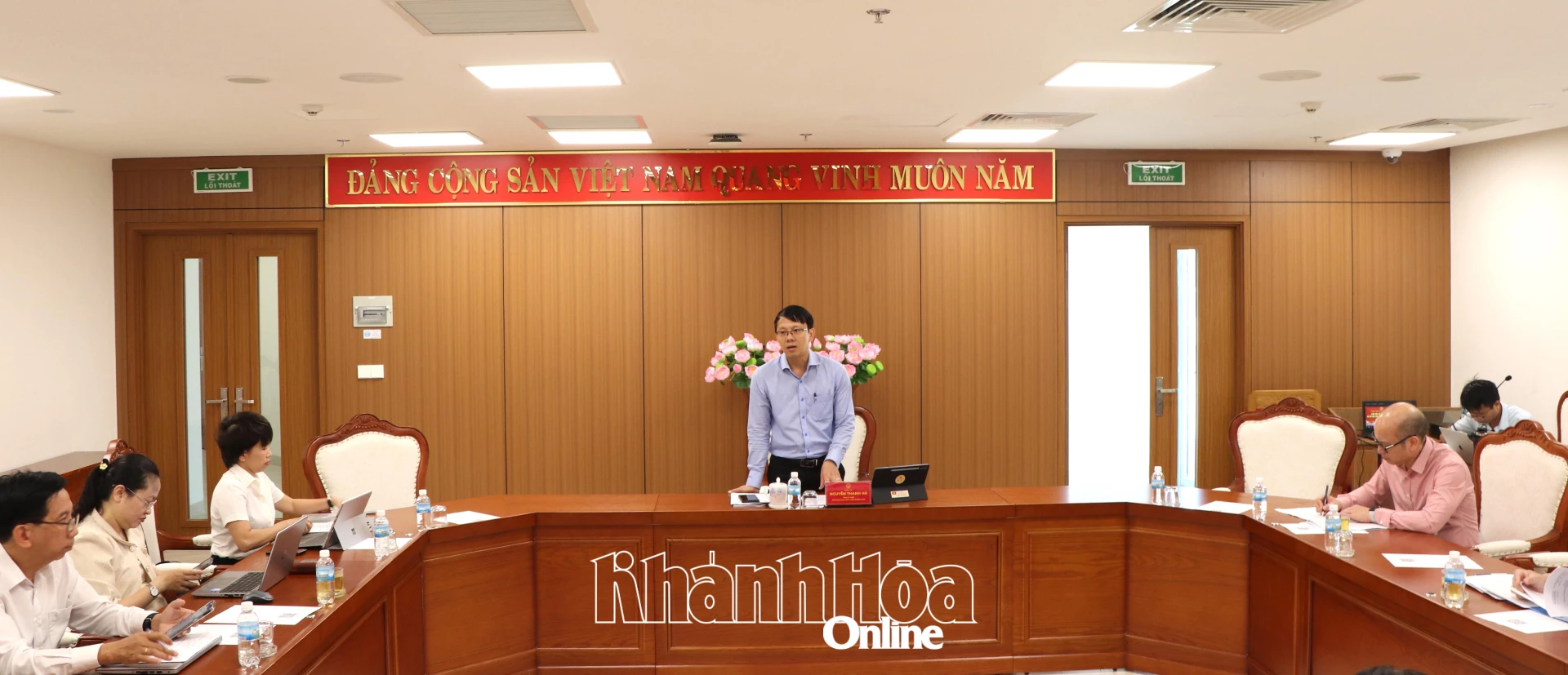 Quang cảnh buổi làm việc.