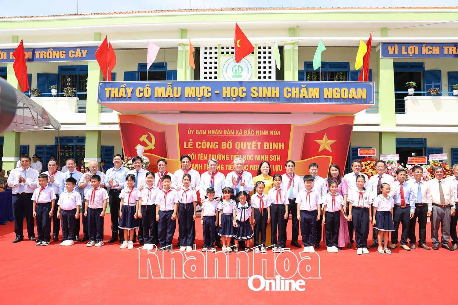 Các đồng chí đại biểu chụp hình lưu niệm với giáo viên, học sinh nhà trường.