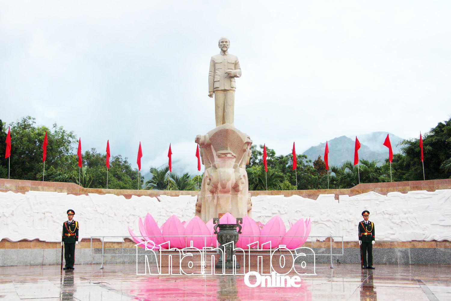 Tượng đài Bác Hồ tại TP. Cam Ranh.