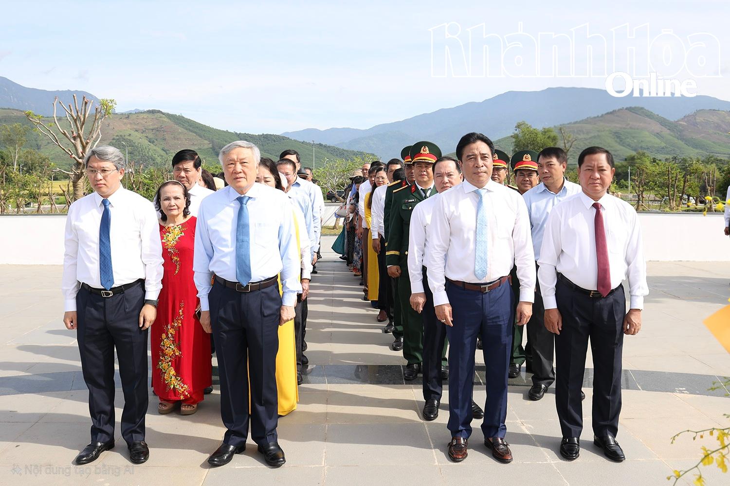 Các đại biểu tại lễ dâng hương, dâng hoa.