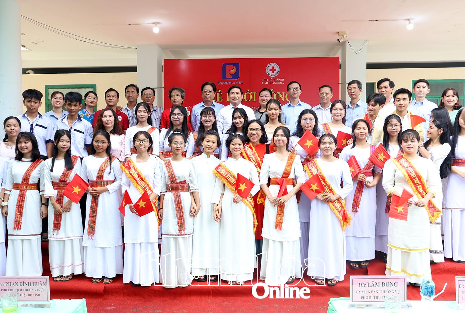Phó Bí thư Tỉnh ủy Lâm Đông chụp hình lưu niệm với các đại biểu và cán bộ, giáo viên, học sinh nhà trường.