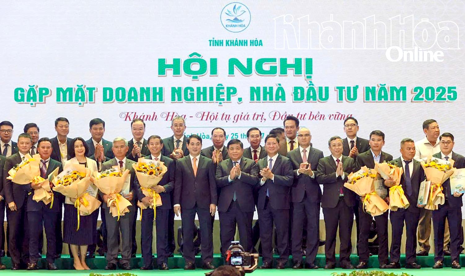 Phó Thủ tướng Chính phủ Nguyễn Chí Dũng và lãnh đạo tỉnh trao quyết định chấp thuận và tặng hoa cho nhà đầu tư.