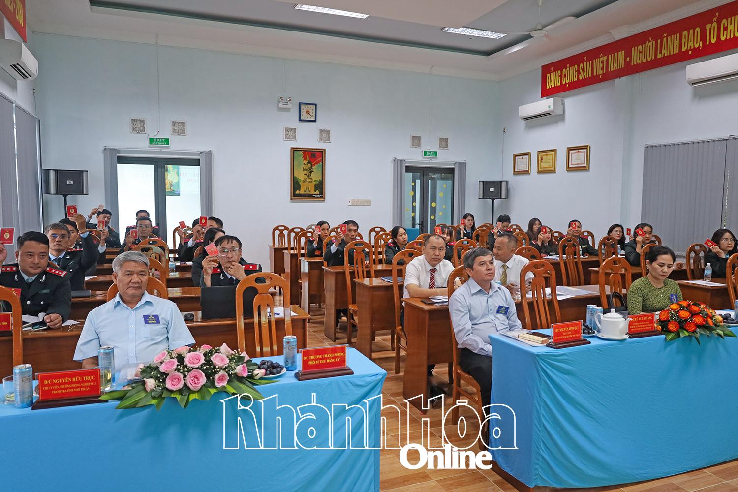 Các đại biểu biểu quyết thông qua Nghị quyết Đại hội.  