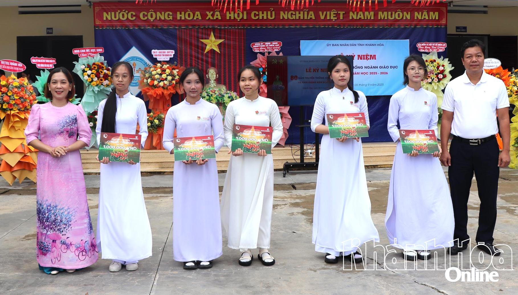 Học sinh nhận học bổng của Vietcombank Nha Trang.
