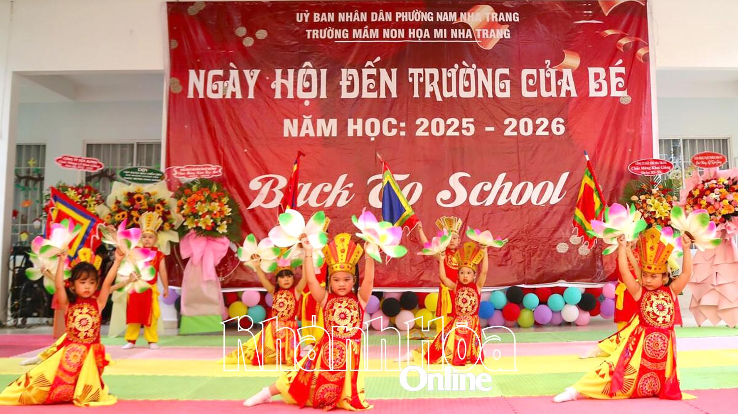 Tiết mục múa Dòng máu Lạc Hồng tại lễ khai giảng.