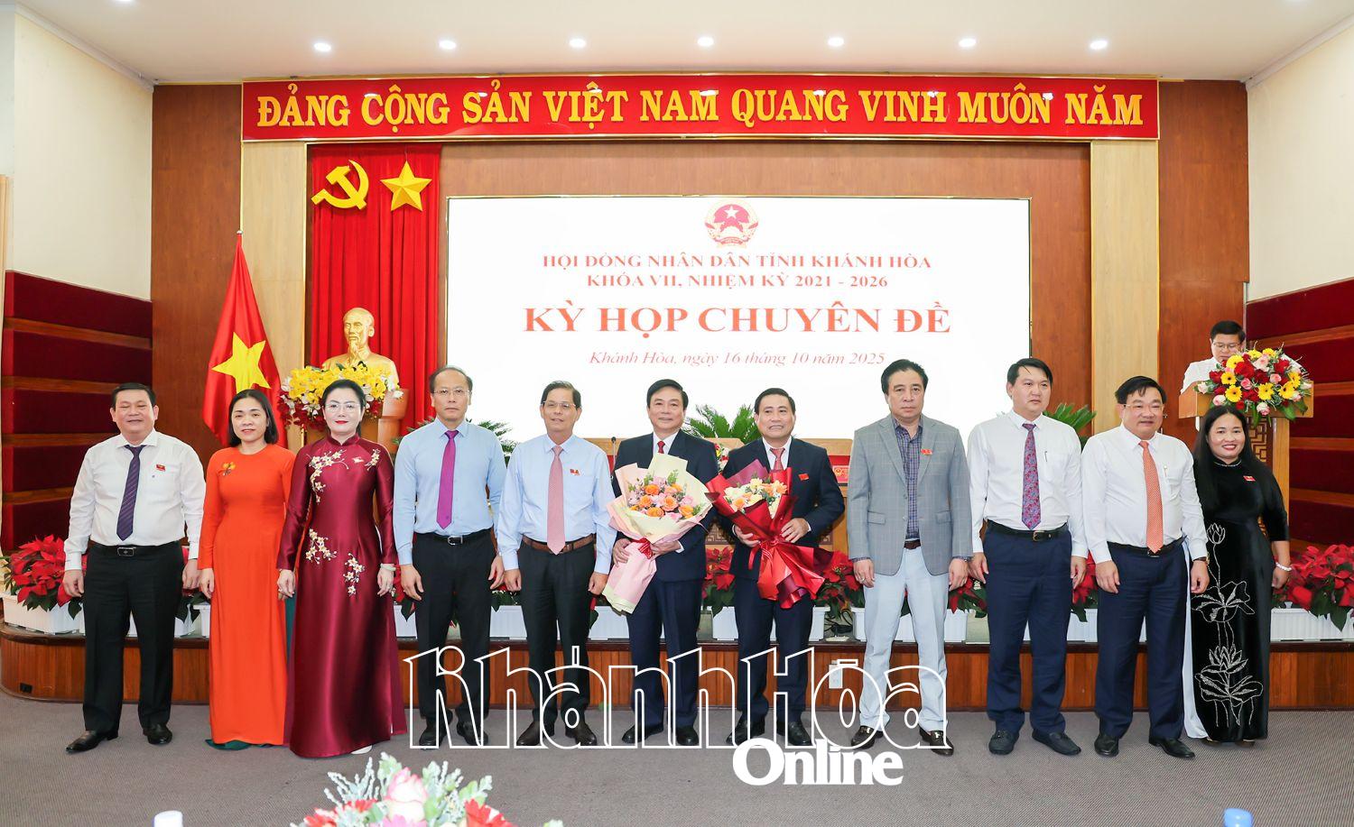 Các đồng chí lãnh đạo tỉnh tặng hoa chúc mừng đồng chí Lâm Đông.