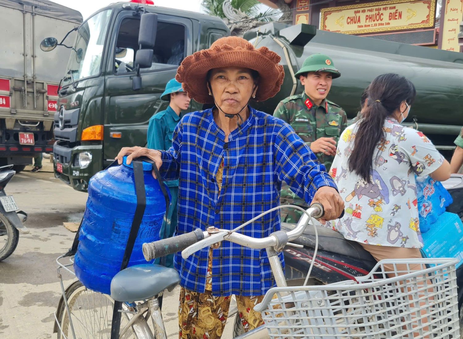 Người dân được cấp nước sạch từ xe tẹc của quân đội.