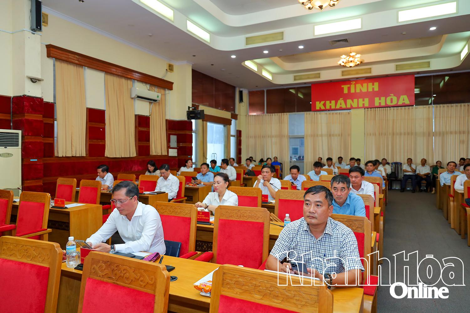Lãnh đạo các cơ quan, đơn vị, địa phương dự họp.