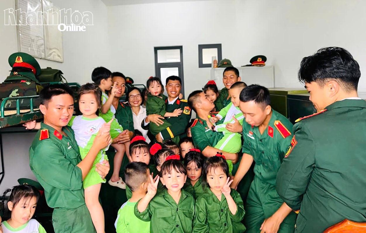 Các cháu tham quan chỗ ở của các chiến sĩ.