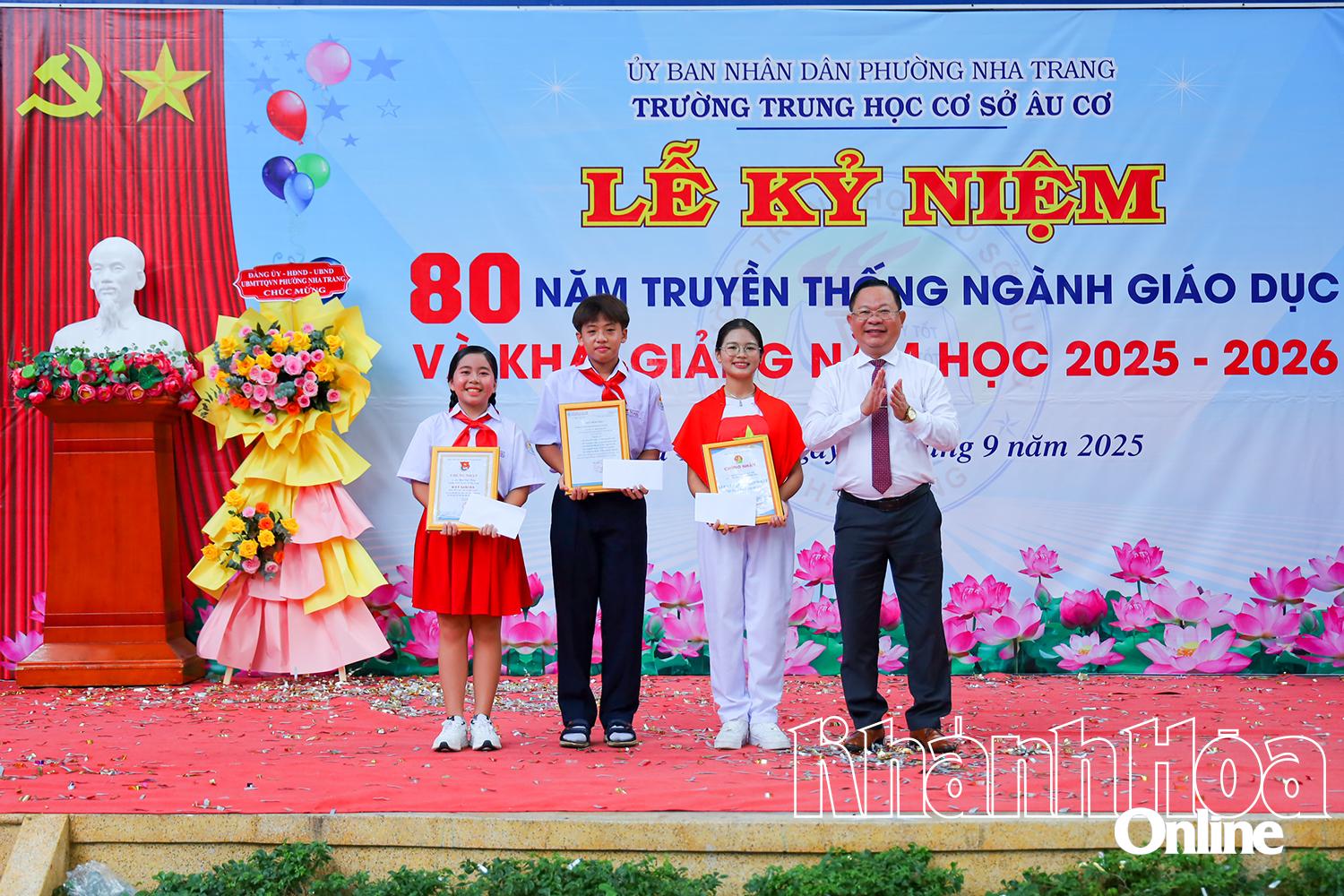 Các em học sinh có thành tích cao trong hoạt động hè được khen thưởng.