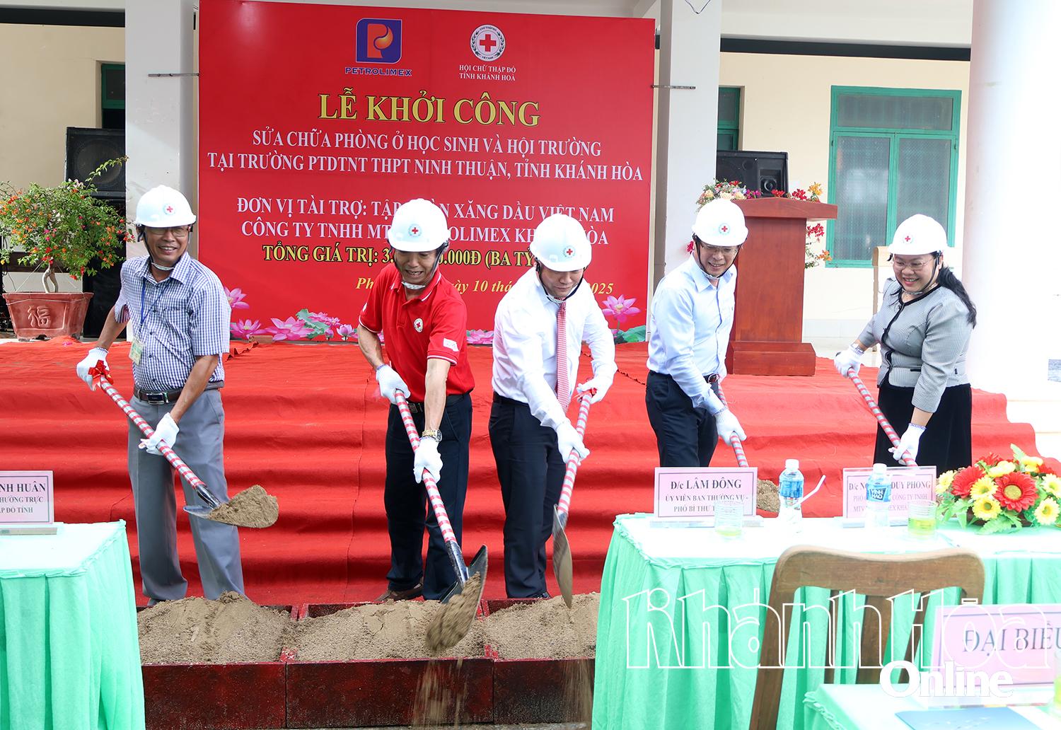 Phó Bí thư Tỉnh ủy Lâm Đông và các đại biểu thực hiện nghi thức khởi công.