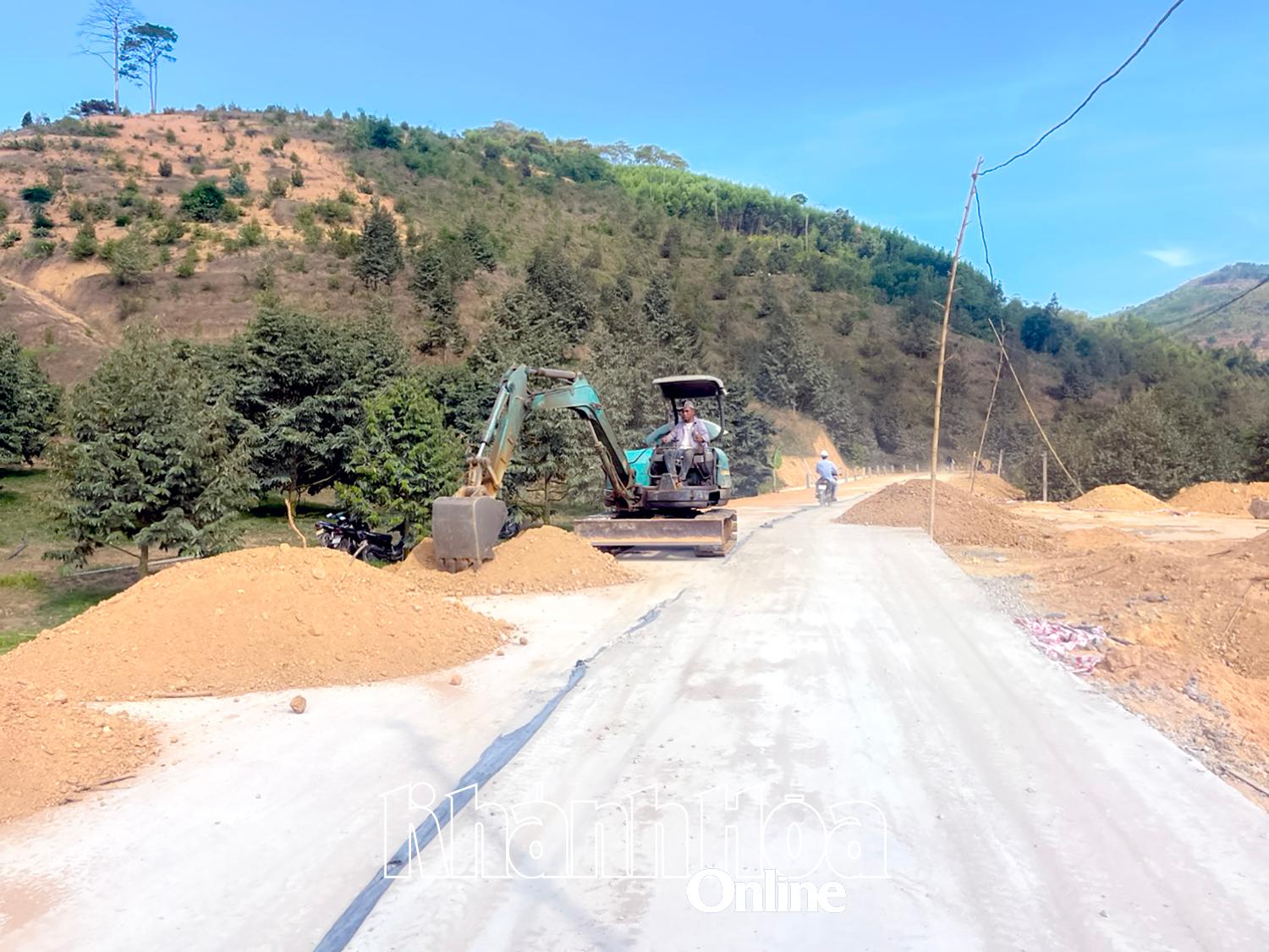 Dự án xây dựng tuyến đường thôn Tha Mang (xã Ba Cụm Bắc) đi thôn Tà Lương (thị trấn Tô Hạp) bị ảnh hưởng tiến độ do công tác giải phóng mặt bằng.