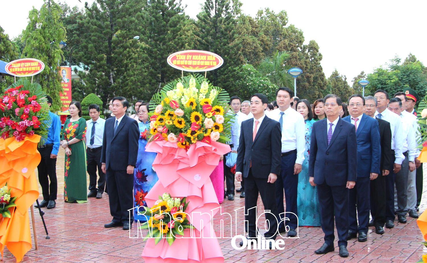 Đoàn đại biểu của Tỉnh ủy, HĐND, UBND, UBMTTQ Việt Nam tỉnh do ông Nghiêm Xuân Thành dẫn đầu dâng hoa, dâng hương tại Tượng đài Bác Hồ.