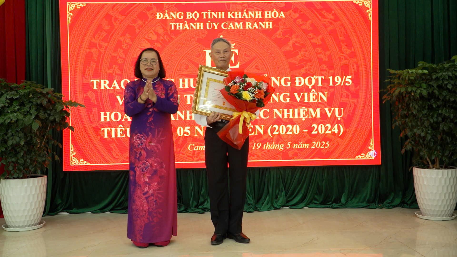 lãnh đạo Thành uỷ Cam Ranh trao Huy hiệu đảng cho đảng viên 65 năm tuổi đảng.
