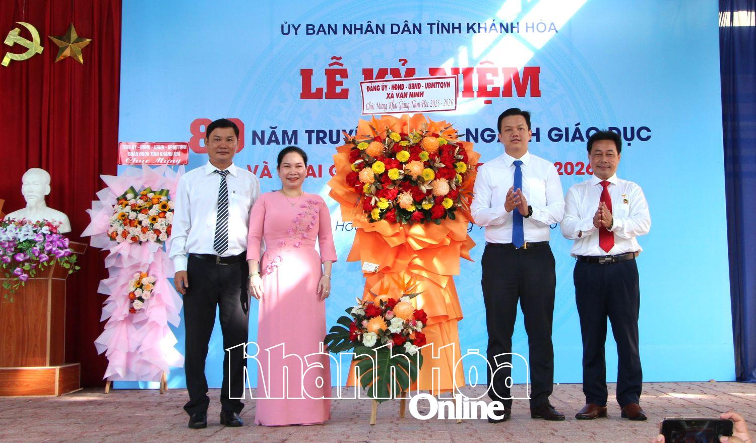 Lãnh đạo xã Vạn Ninh tặng hoa chúc mừng nhà trường.