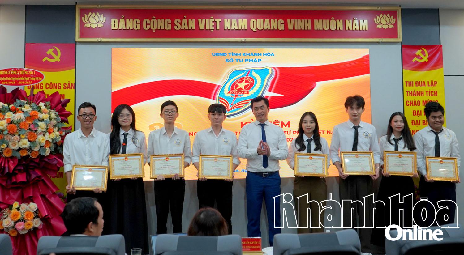 Các sinh viên được nhận giấy khen.