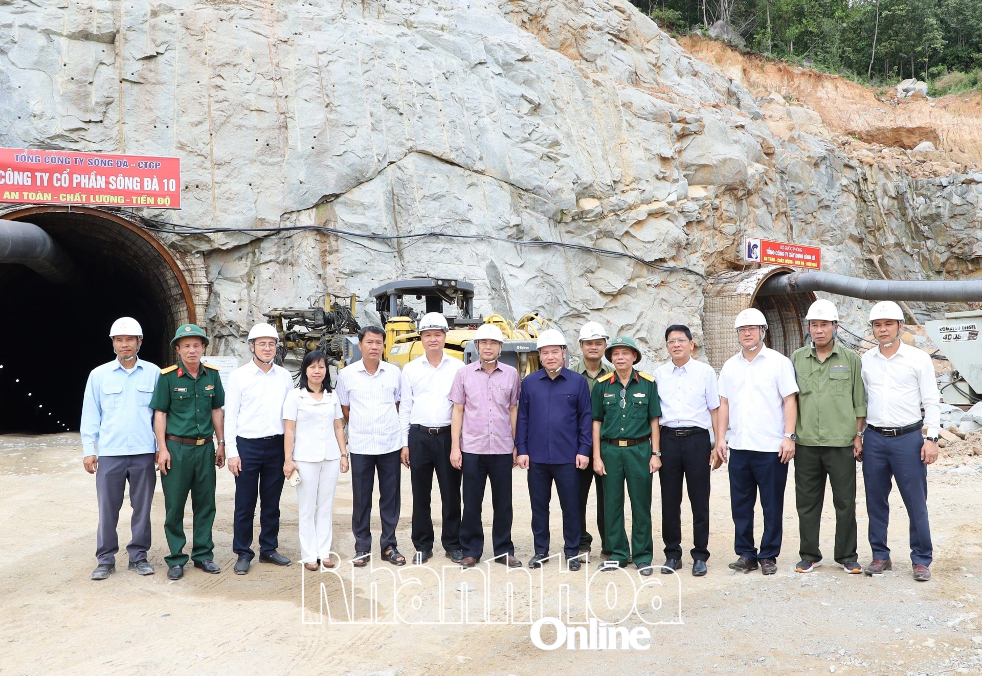 Đồng chí Hồ Xuân Trường chụp ảnh lưu niệm với các đơn vị tại Dự án Thuỷ điện tích năng Bác Ái.