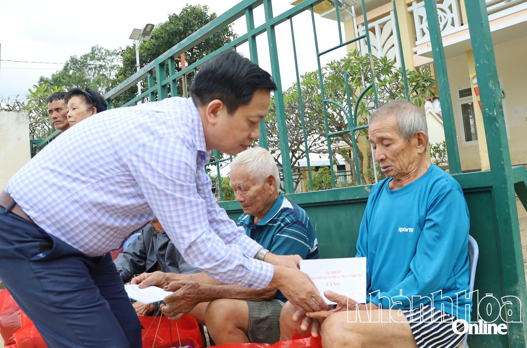 Đồng chí Hà Quốc Trị trao quà hỗ trợ người dân.