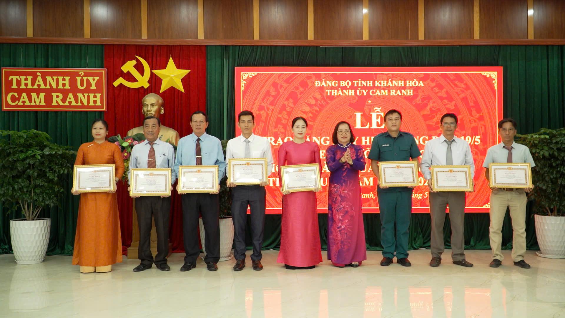 Lãnh đạo Thành uỷ Cam Ranh trao giấy khen cho các đảng viên đạt tiêu chuẩn “Hoàn thành xuất sắc nhiệm vụ” 05 năm liền, từ năm 2020 đến 2024.