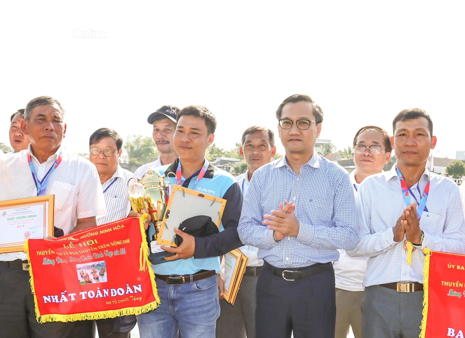 Lãnh đạo phường Ninh Hòa trao cờ Nhất toàn đoàn cho đội Liên quân 1