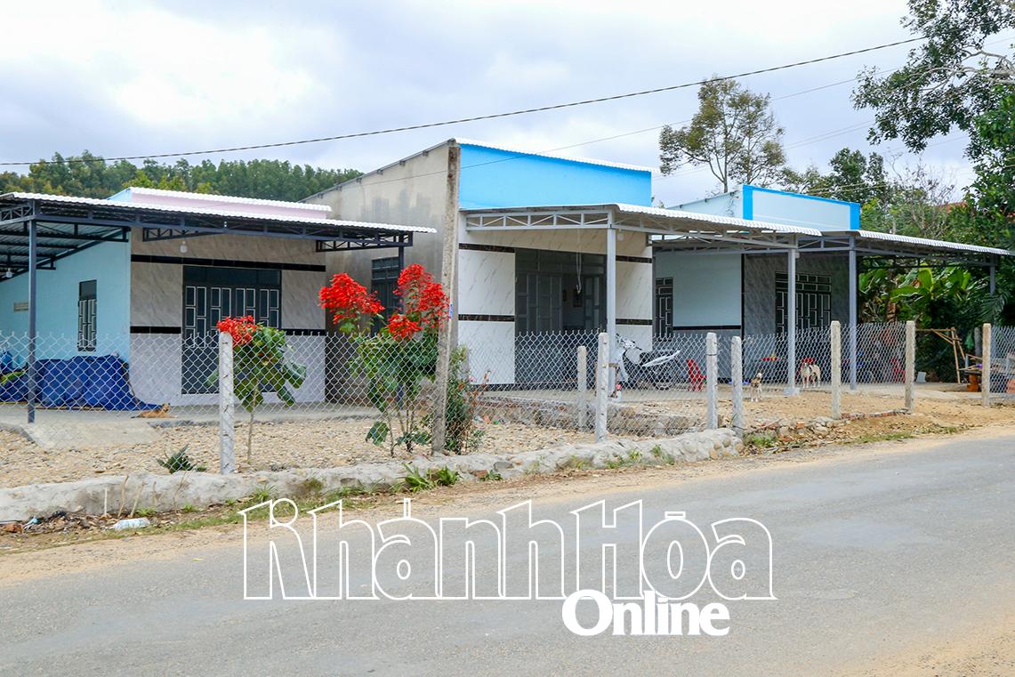 Các hộ dân ở xã Sơn Trung được hỗ trợ xây nhà mới để tạo động lực vươn lên thoát nghèo.  