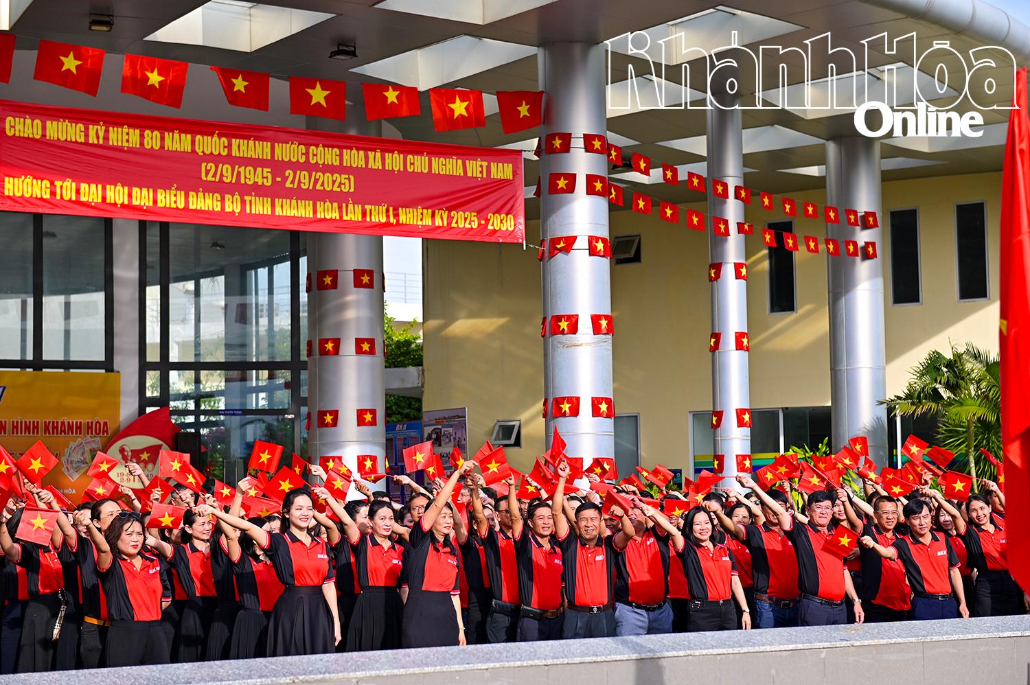 Báo và Phát thanh, Truyền hình Khánh Hòa tổ chức lễ chào cờ và hoạt động chào mừng Cách mạng Tháng Tám và Quốc khánh 2-9. Ảnh: VĨNH THÀNH.