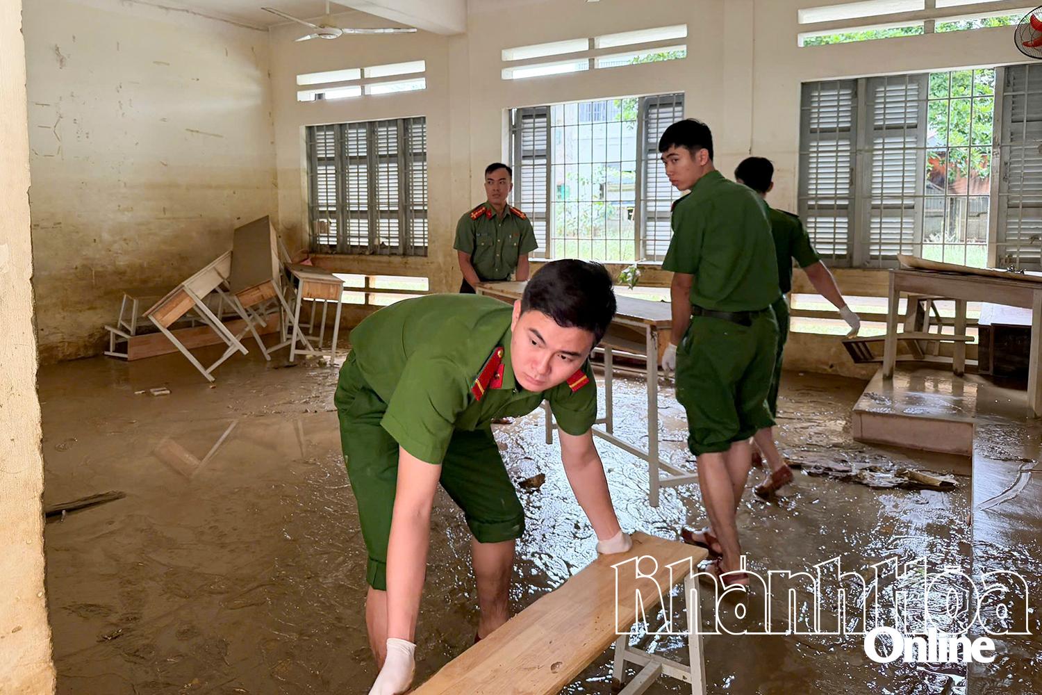 Đoàn Thanh niên Công an tỉnh hỗ trợ vệ sinh trường học.  