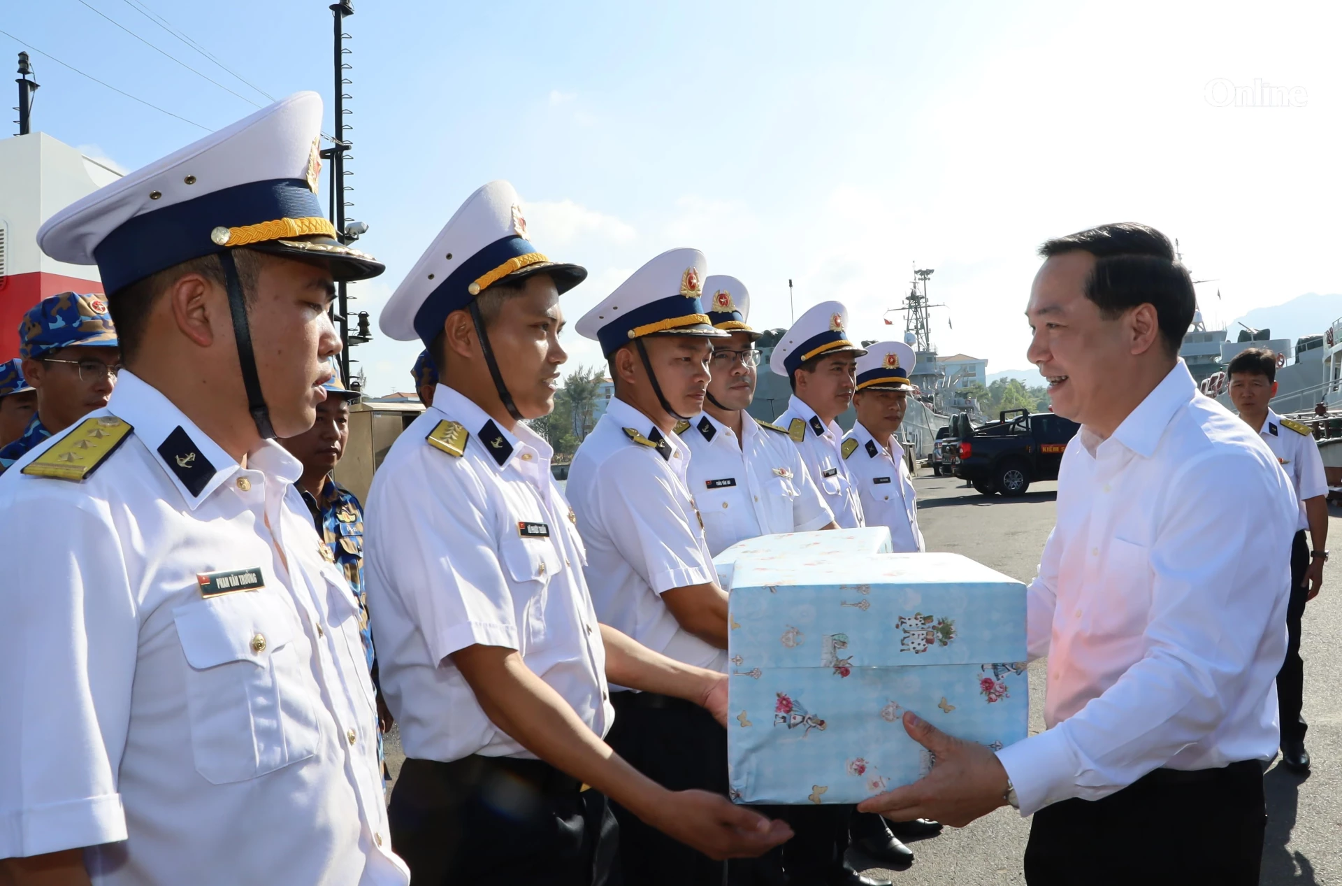 Đồng chí Hồ Xuân Trường tặng quà động viên lực lượng thực hiện nhiệm vụ bầu cử sớm tại Đặc khu Trường Sa.