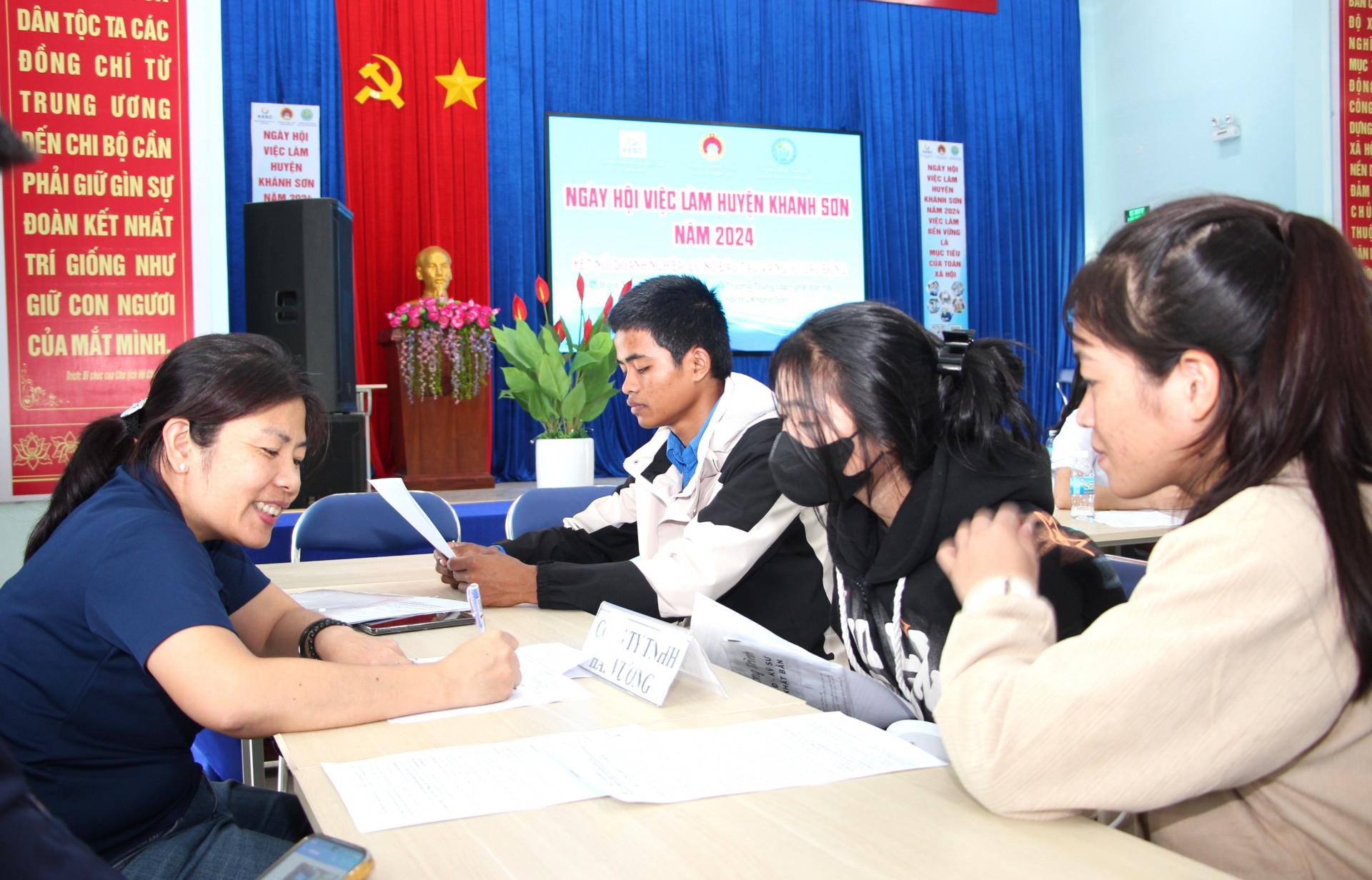 Huyện Khánh Sơn phối hợp tổ chức ngày hội việc làm để kết nối việc làm cho lao động địa phương. 