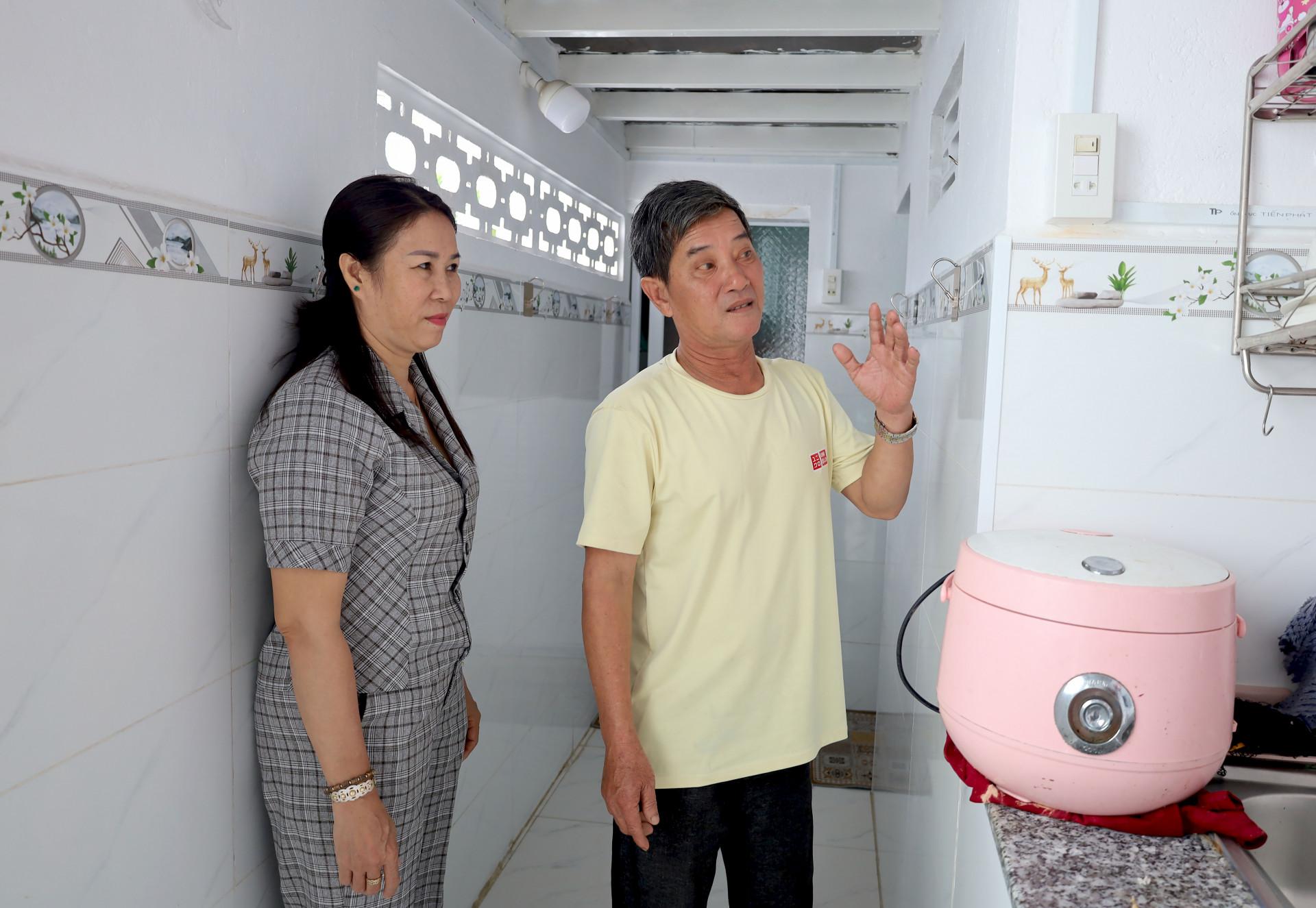 Ông Phạm Văn Sơn giới thiệu nhà mới với cán bộ tổ dân phố. 