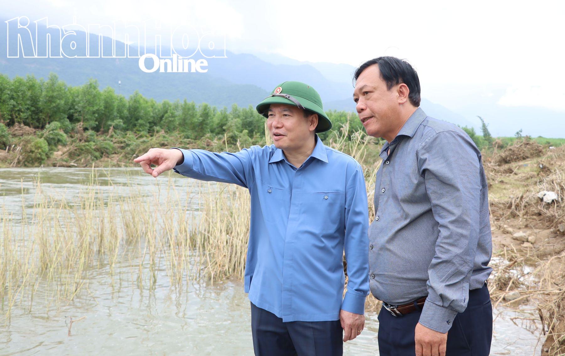 Đồng chí Hồ Xuân Trường kiểm tra ngầm tràn suối Chình (xã Tây Ninh Hòa).