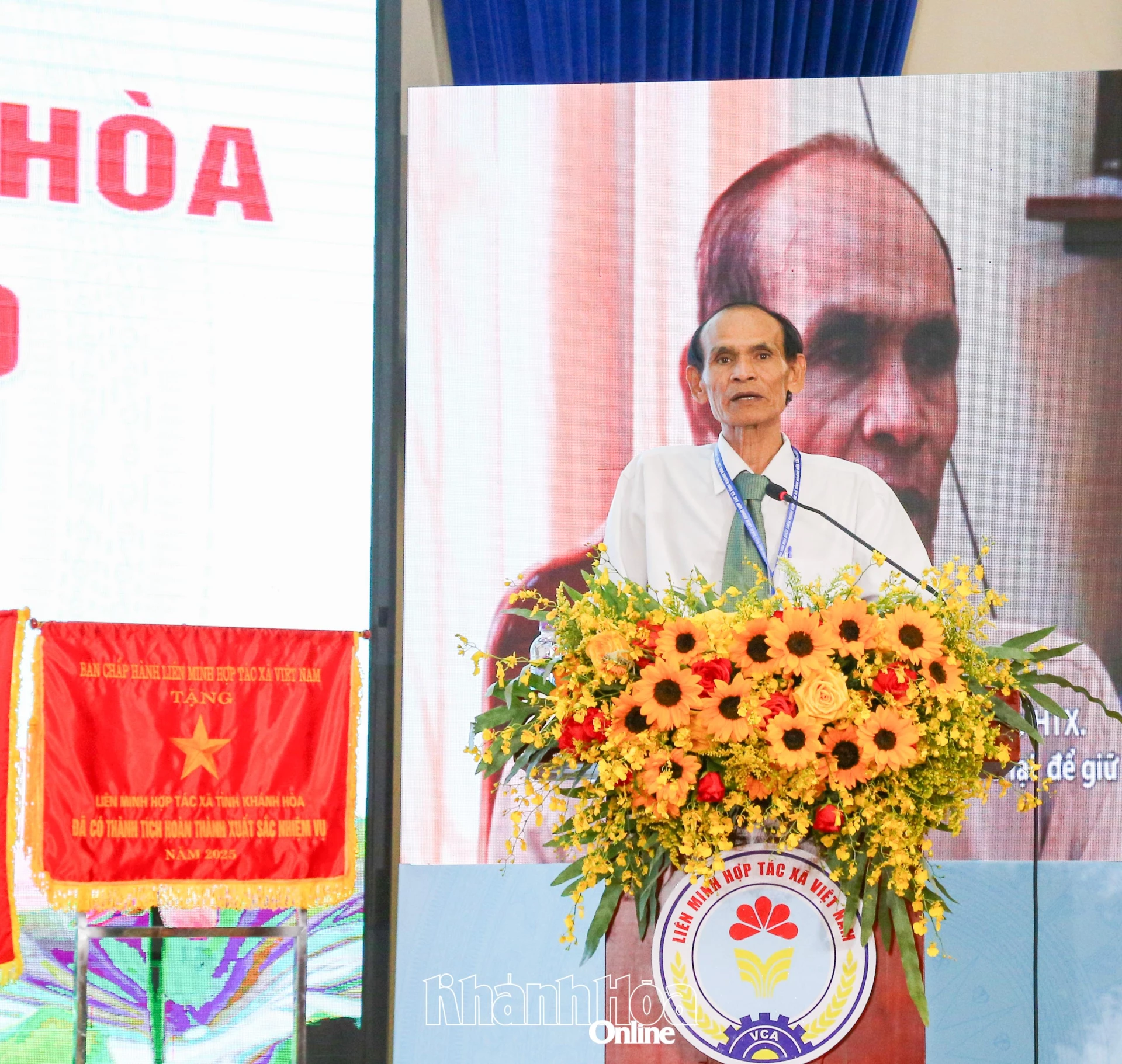 Ông Phú Văn Ngòi - Giám đốc HTX Dịch vụ, Sản xuất, Kinh doanh dệt thổ cẩm Chăm Mỹ Nghiệp phát biểu tham thuận