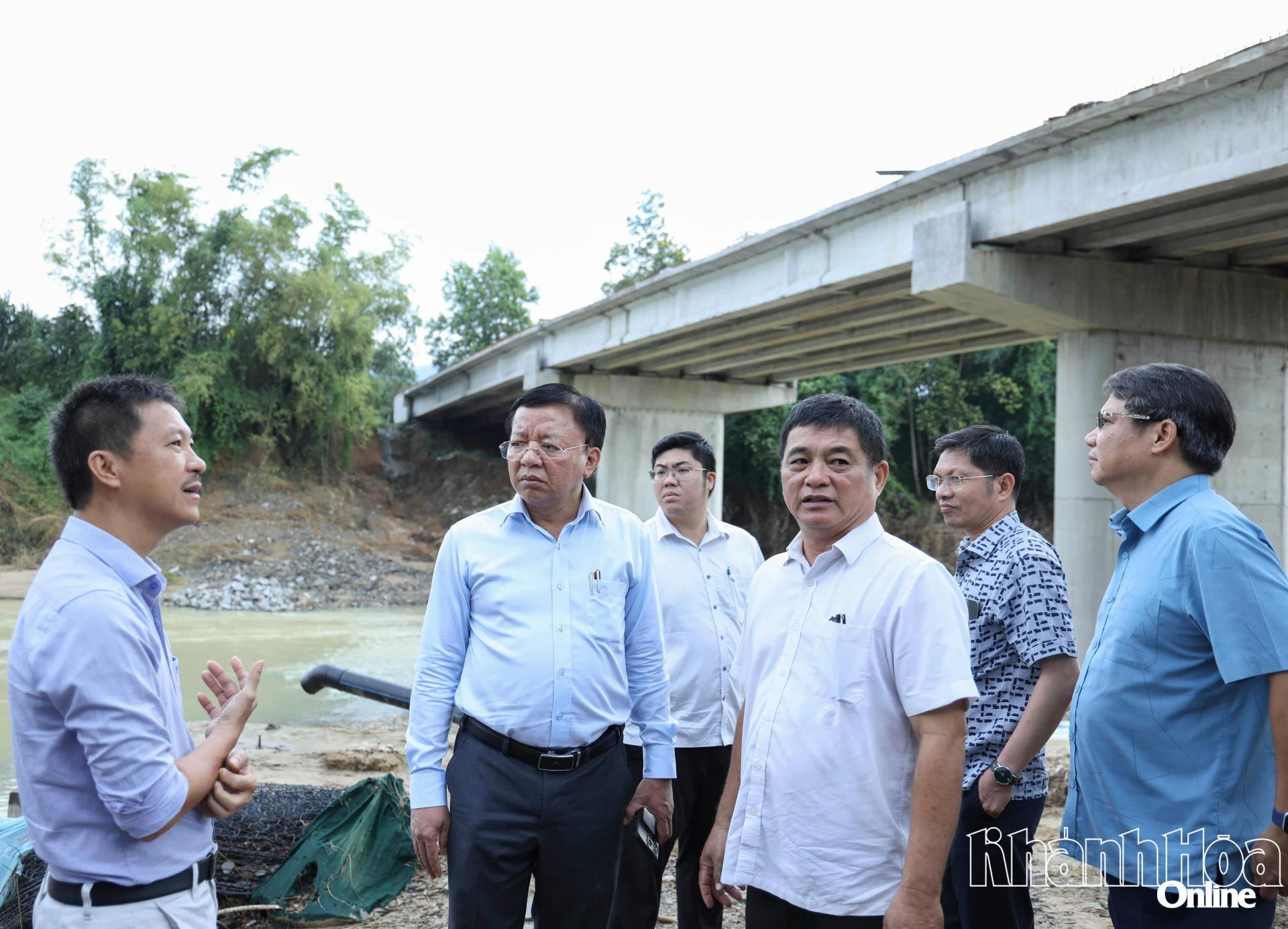 Đồng chí Phó Chủ tịch UBND tỉnh kiểm tra tình hình triển khai tại công trình cầu Sông Chò nằm trên tuyến Tỉnh lộ 8B.