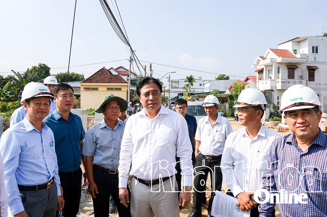 Đồng chí Nguyễn Khắc Toàn kiểm tra thực tế tại dự án tu bổ, tôn tạo di tích Thành cổ Diên Khánh.