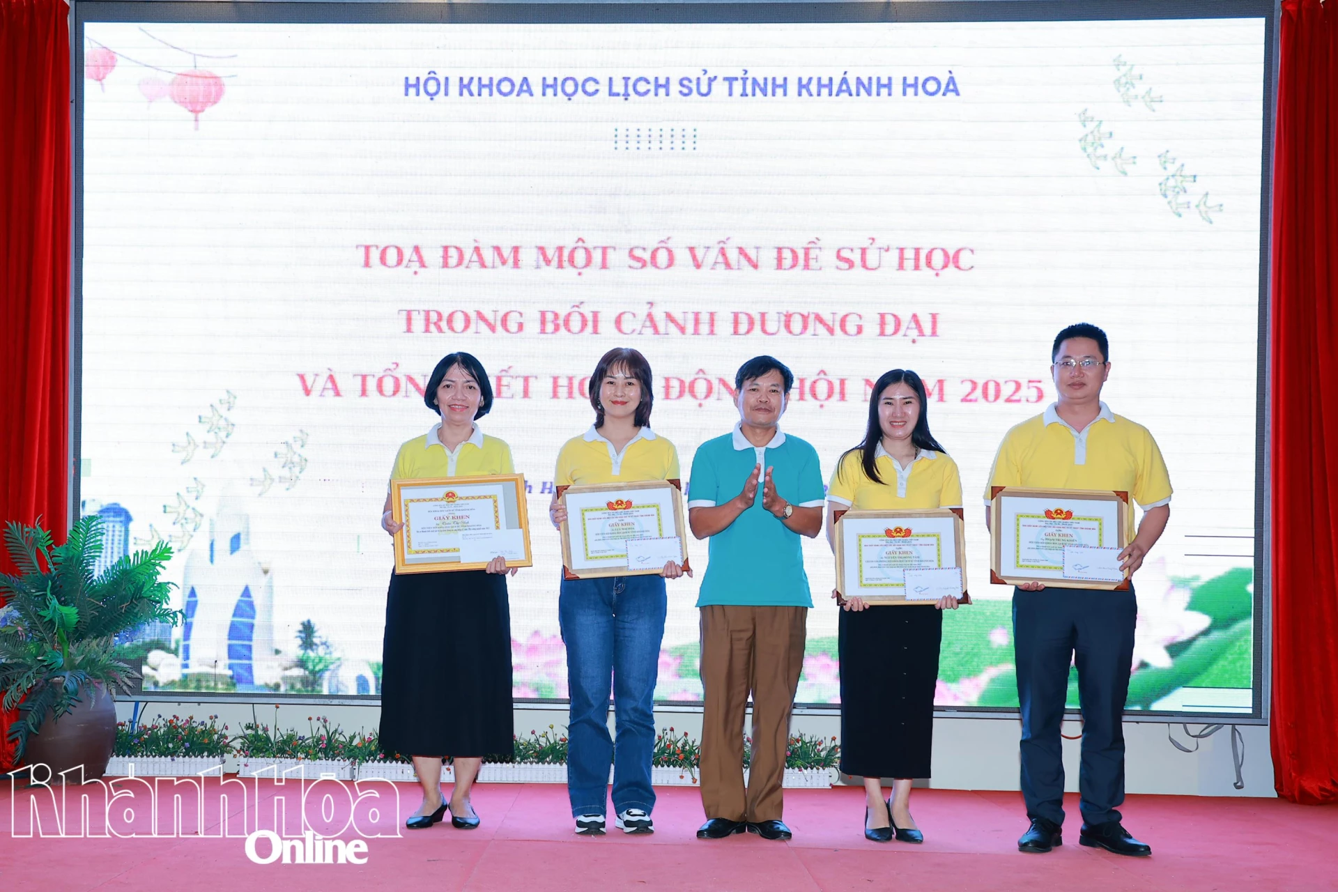 Lãnh đạo Liên hiệp các Hội Khoa học Kỹ thuật tỉnh trao giấy khen cho các cá nhân là hội viên Hội Khoa học Lịch sử tỉnh.