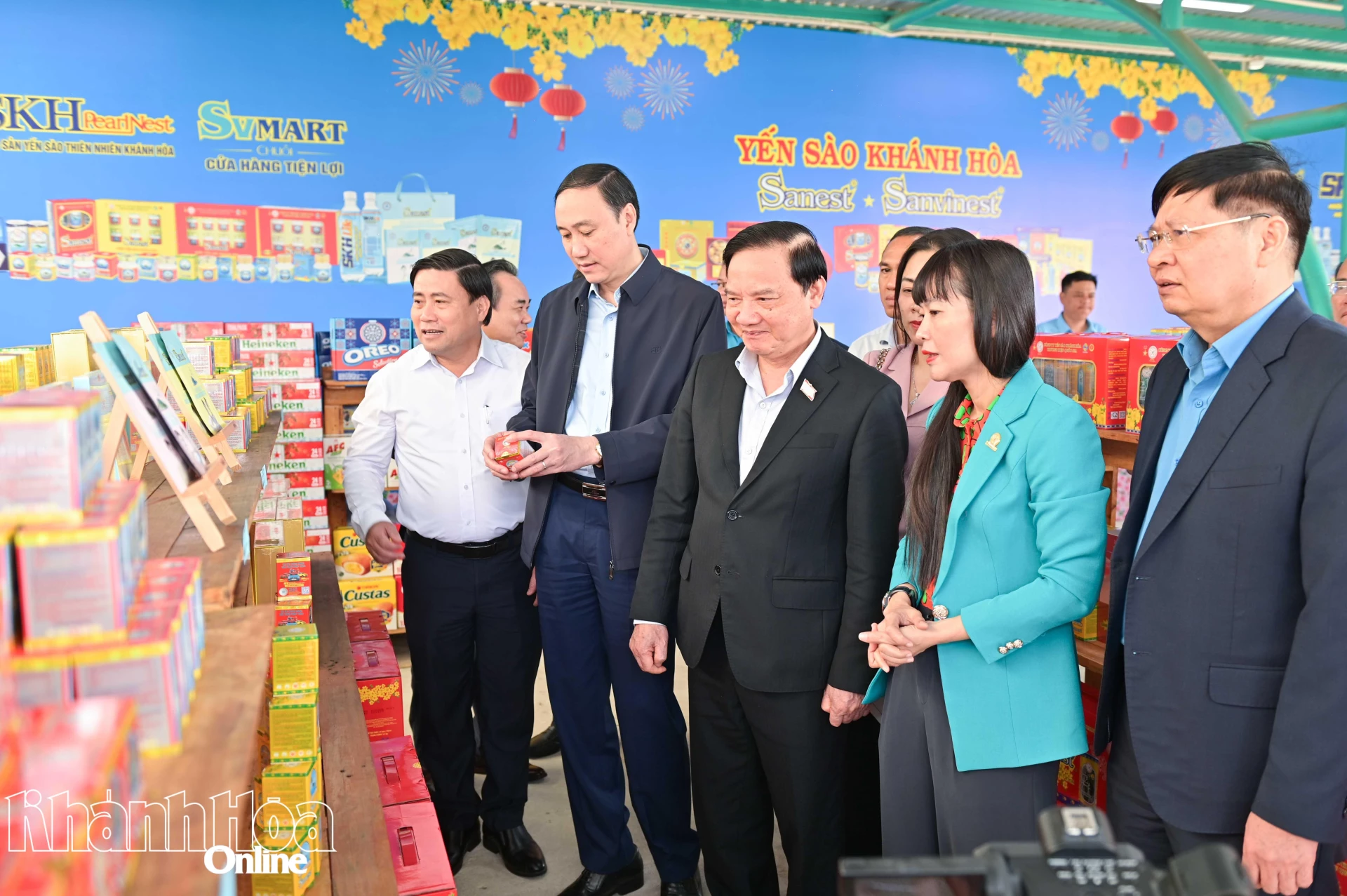 Phó Chủ tịch Quốc hội Nguyễn Khắc Định thăm quan gian hàng không lợi nhuận của Nhà máy Chế biến Đặc sản Yến sào.