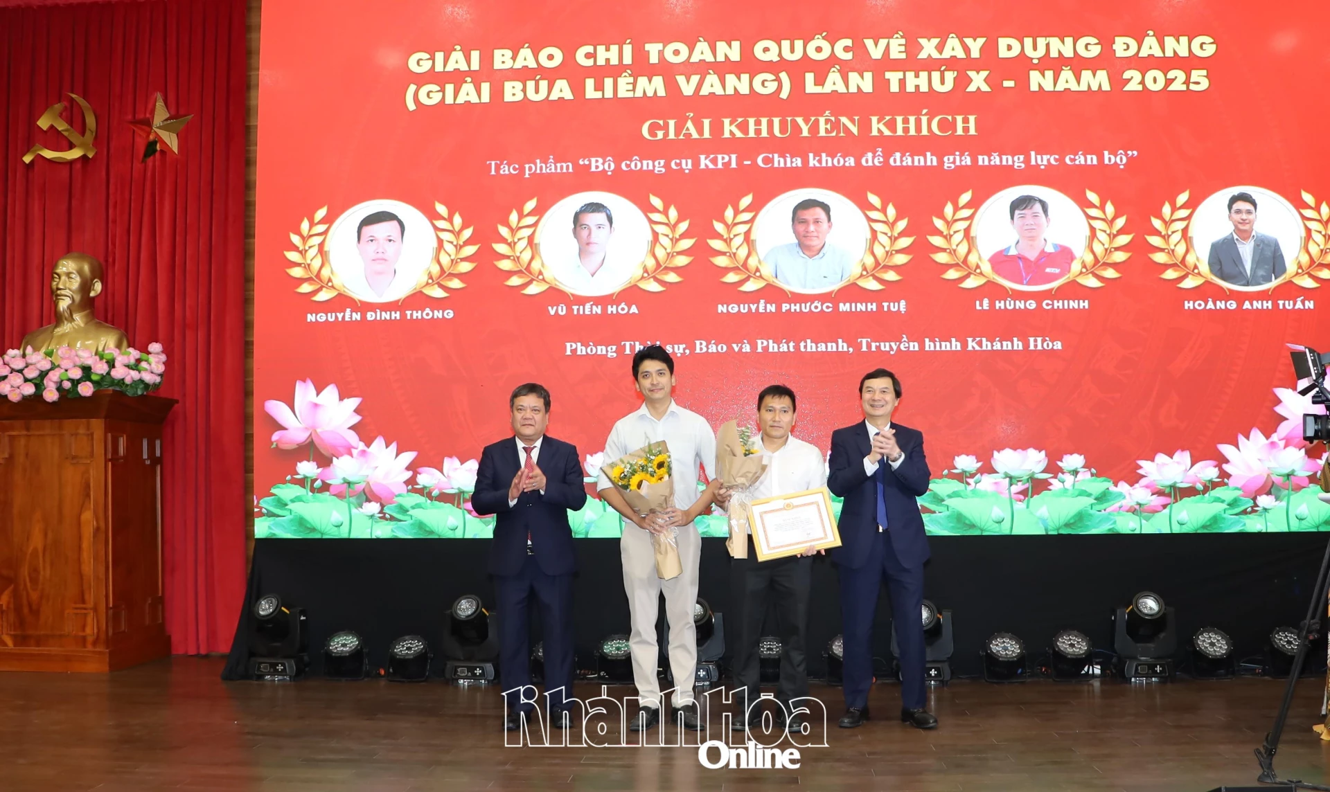 Đồng chí Trần Phong và đồng chí Ngô Minh Tuấn trao bằng khen cho nhóm tác giả Nguyễn Phước Minh Tuệ, Vũ Tiến Hóa, Nguyễn Đình Thông, Lê Hùng Chinh, Hoàng Anh Tuấn.