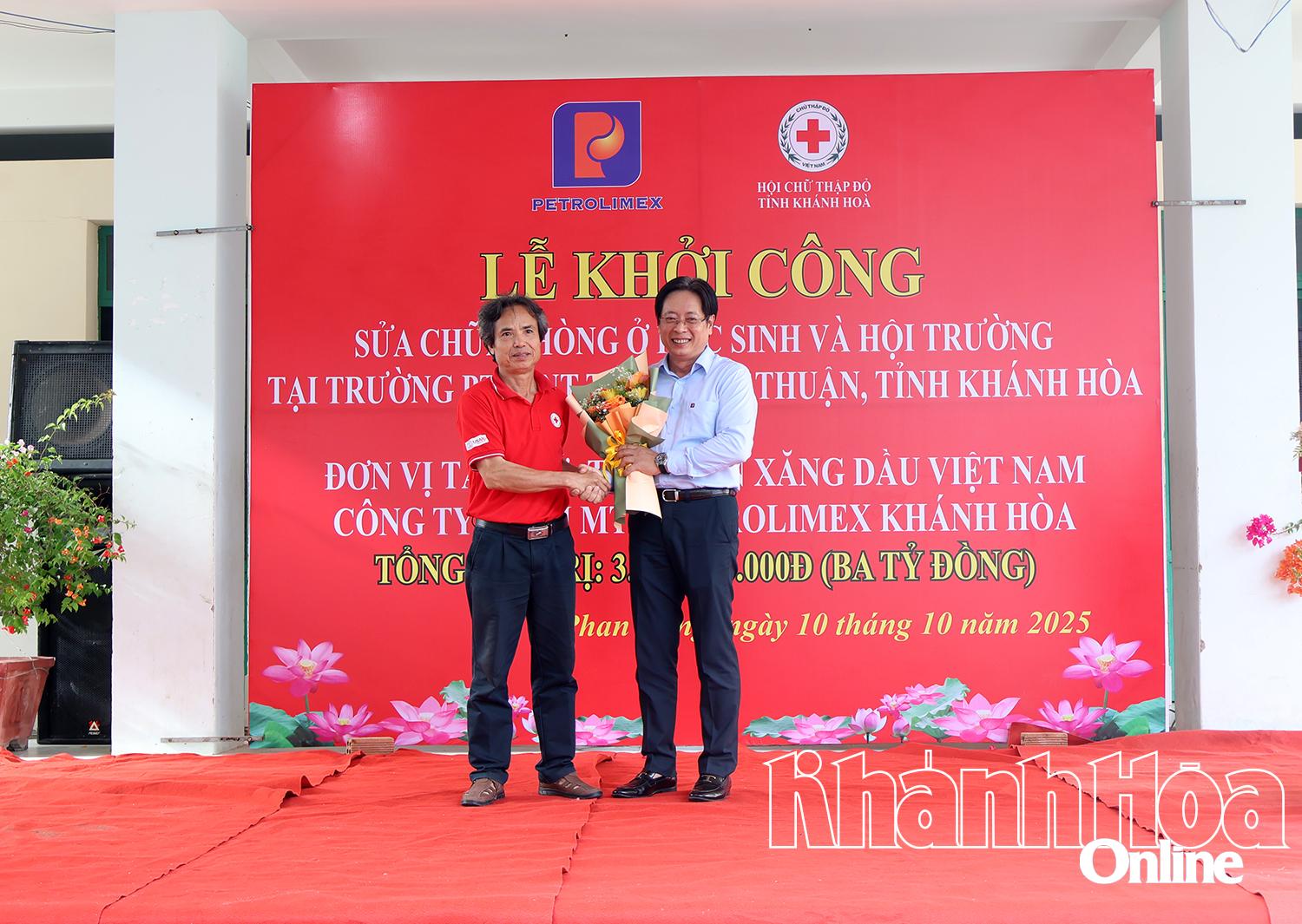 Hội Chữ thập đỏ tỉnh Khánh Hòa tặng hoa cảm ơn nhà tài trợ.