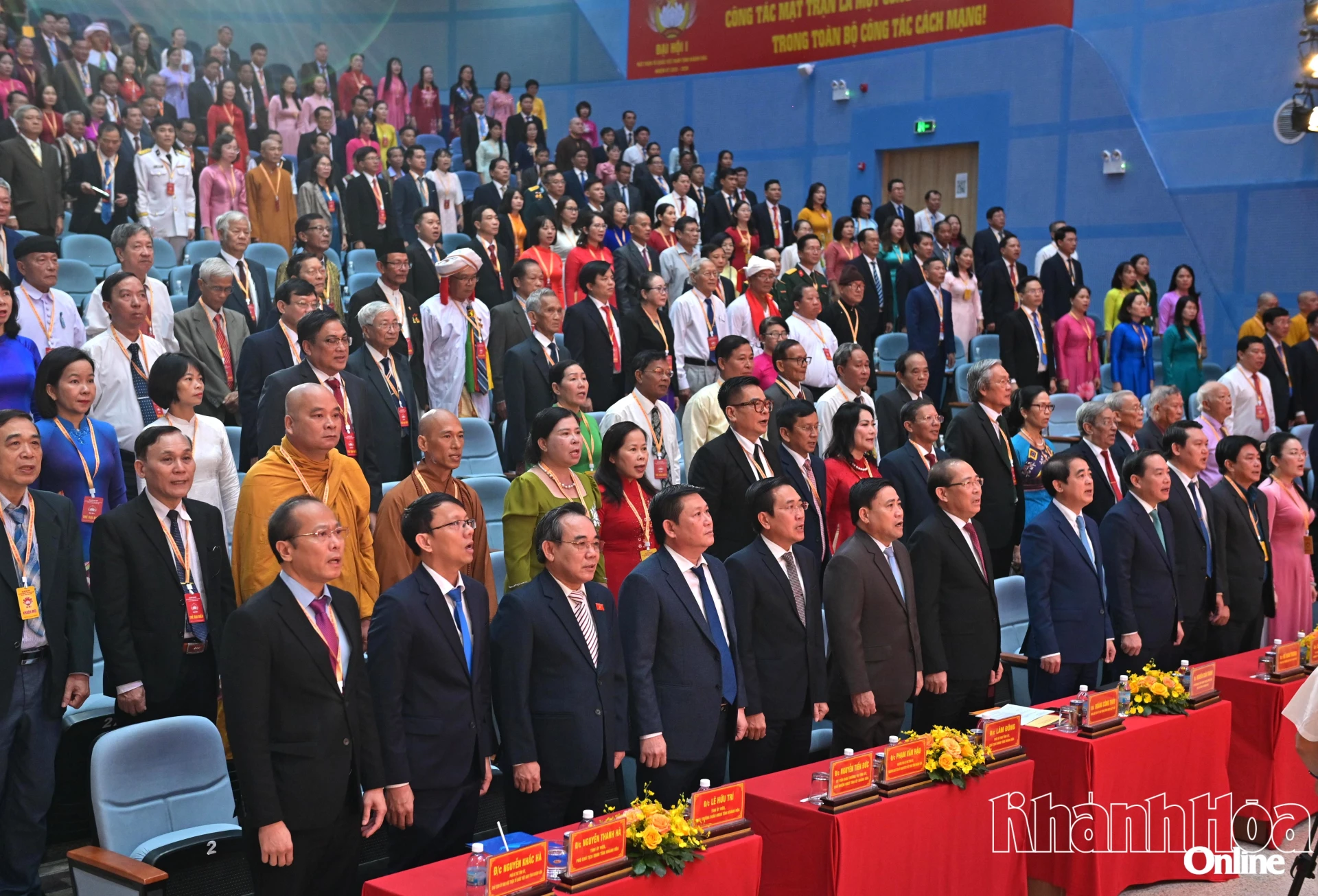 Các đại biểu thực hiện nghi lễ chào cờ.